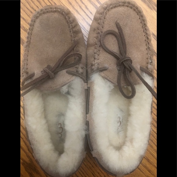 Kids UGG slippers size 2 - Picture 1 of 4